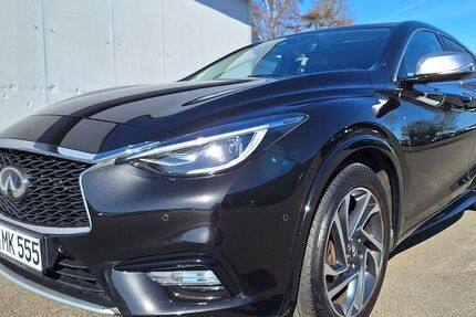 INFINITI Q30