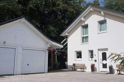 In GRÜNER und RUHIGER Lage -- Modernes EINFAMILIENHAUS mit 2 GARAGEN 4 zimmer