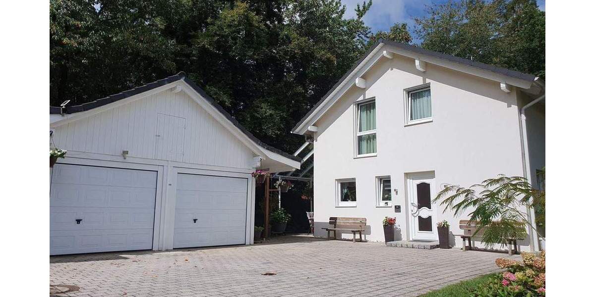 In GRÜNER und RUHIGER Lage -- Modernes EINFAMILIENHAUS mit 2 GARAGEN 4 zimmer