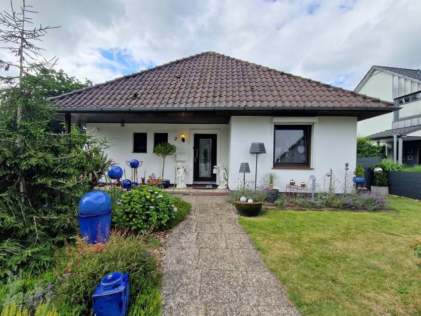 ZUHAUSE sein auf EINER EBENE - Zentrale LAGE Bungalow + Wintergarten + Garage