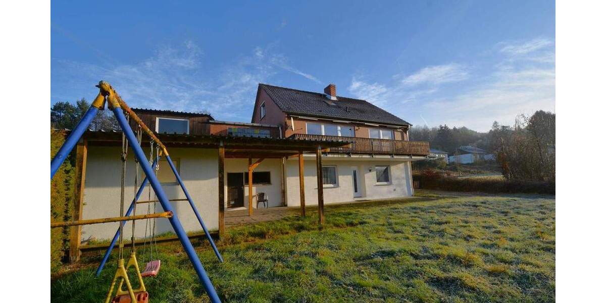 Ruhig gelegenes Wohnhaus mit Balkon, Terrasse, Garage, Carport und Aussicht in Gerolstein-Müllenborn 5 zimmer