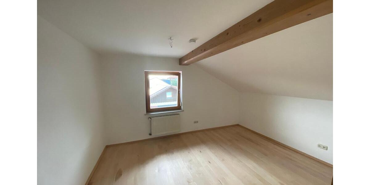 Dachgeschoßwohnung Salzweg - 3.5 Zimmer, 104 m&sup2;, 900&euro; | Angebot:26408502