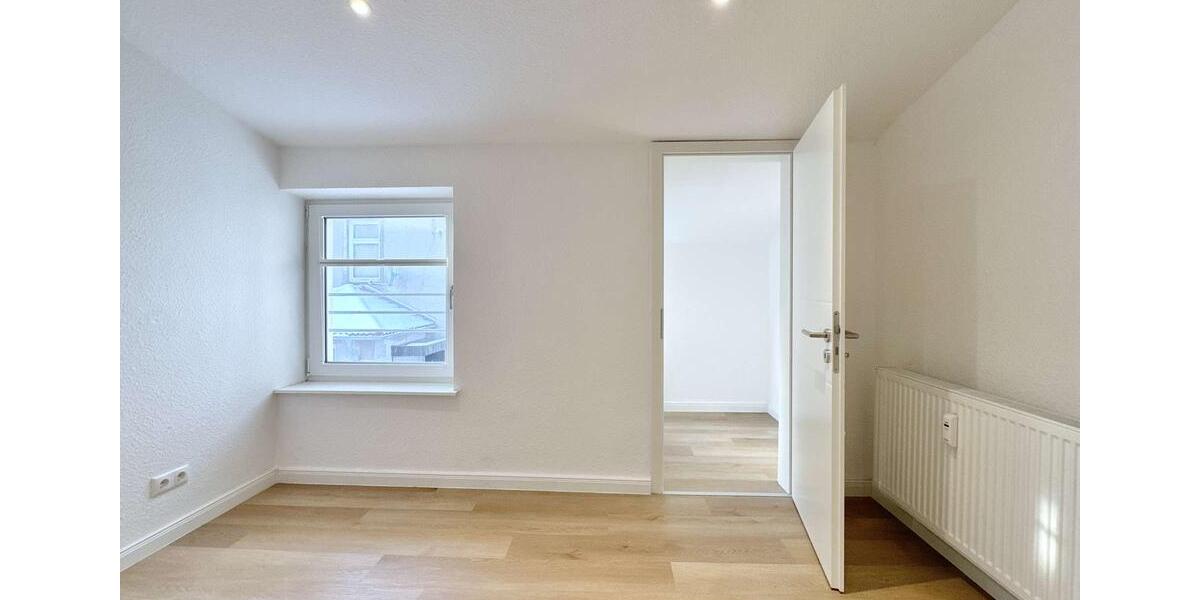 Hochwertig sanierte 3-Zi.-Whg. mit Einbauküche & großzügigem Balkon 3 zimmer