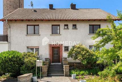 Charmantes MFH mit drei Wohneinheiten, 3 Garagen und Stellplätzen in attraktiver Lage von Neuhof 7 zimmer