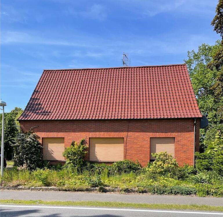 Haus mit großem Grundstück und Pferdewiese