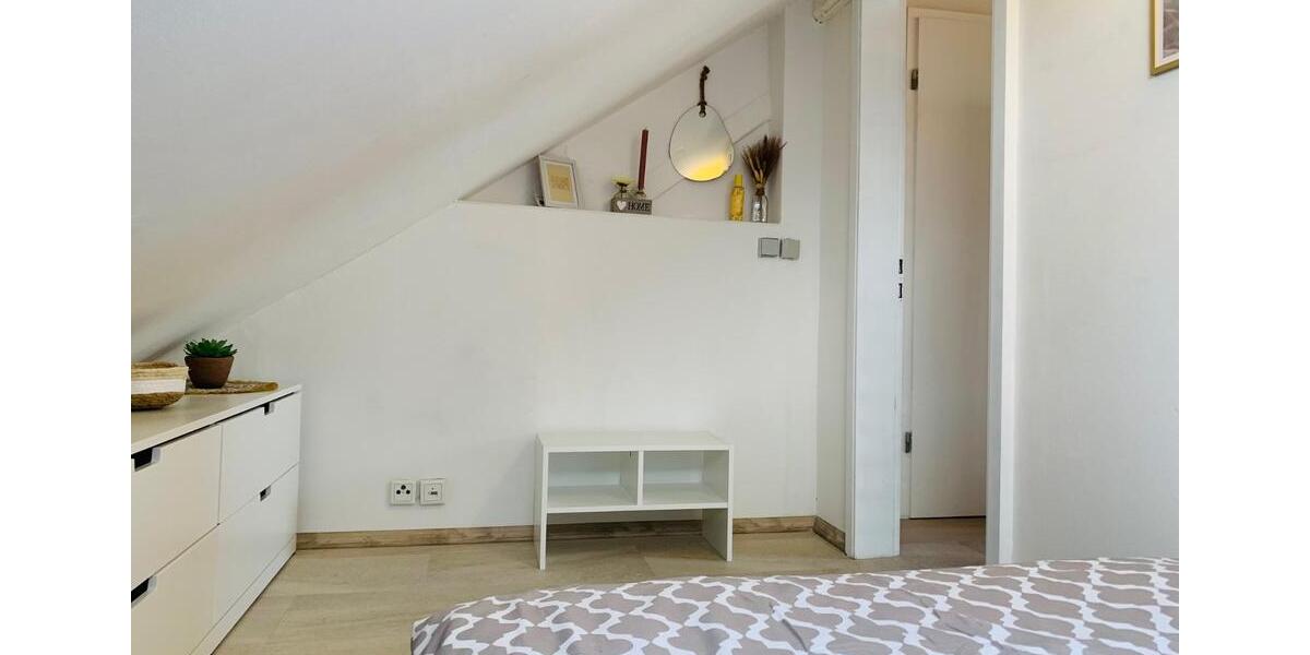 Renovierte und voll möblierte DG-Wohnung für Single-Person zimmer