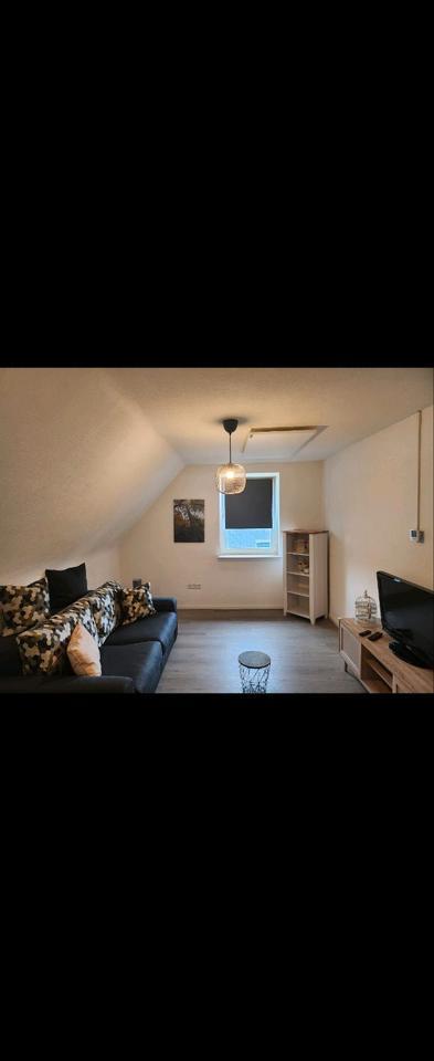Zu vermieten: Eine Wohnung mit 2 Zimmern