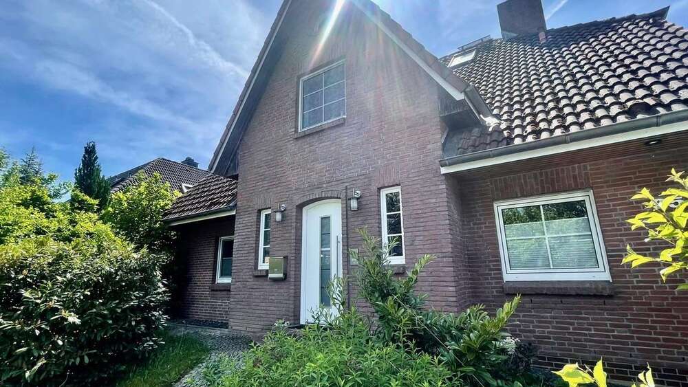 Einfamilienhaus Reinfeld - 7 Zimmer, 250 m&sup2;, 499.000&euro; | Angebot:27025236