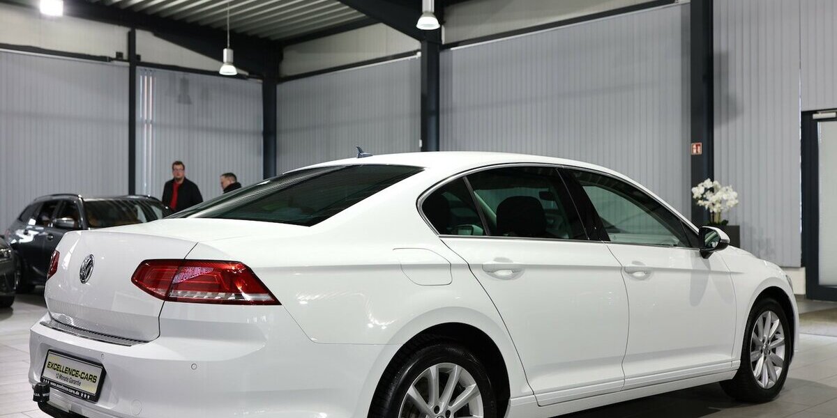 VW Passat 1.6 TDI Comfortline WHITE / MASSAGE+SHZ 176.000 km 11.111 &euro; Hamm 59077