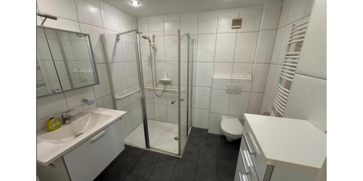 Großzügige, neu renovierte Wohnung mit ca. 130 m² – modernes Bad 3 zimmer