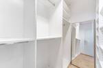 Großzügige und sehr gepflegte 4-Zimmer-Wohnung mit 2 Balkonen und Einbauküche.