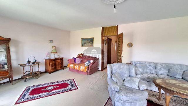 Helle und geräumige 3-Zimmer Wohnung mit Lift, Balkon, Carport