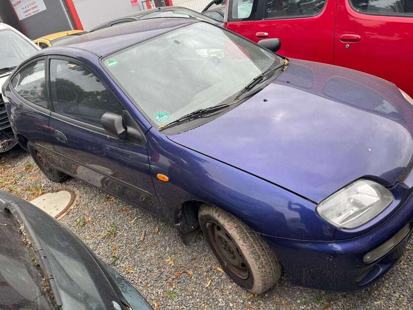 Mazda 323 128.683 km 899 € Borgentreich 34434