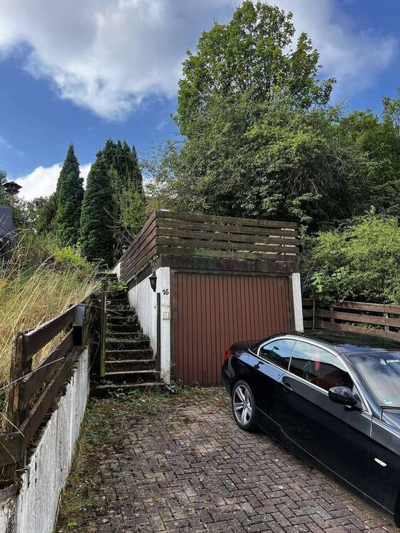 Bau-Grundstück mit kleinem Ferienhaus und Garage