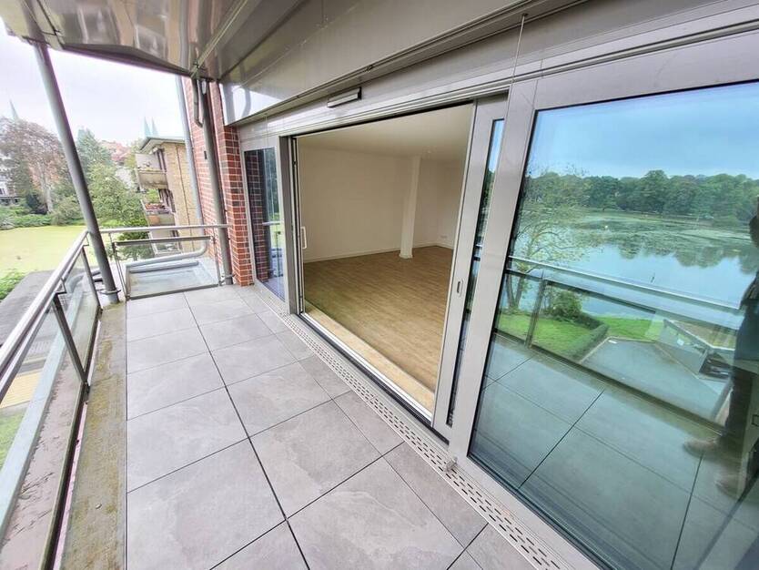 Exklusiv: Sanierte 3-Zi.-Wohnung mit Carport, Aufzug, Balkon & traumhaftem DOM-Blick am Mühlenteich