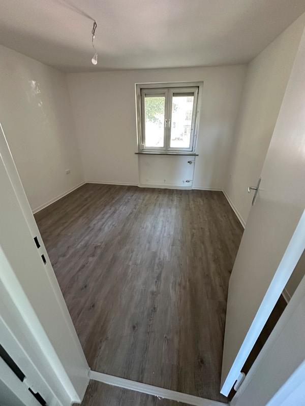 1. OG 5 Zimmer ab sofort (frisch saniert) zimmer