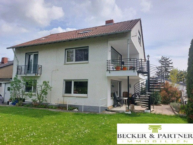 Massiv gebautes 3 Familienhaus, alle WE renoviert, sehr gute Lage, ruhig, voll unterkellert, 2 Garagen, Stellplätze am Haus...