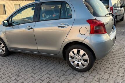 Toyota Yaris 137.704 km 2.700 &euro; Hamburg 22113