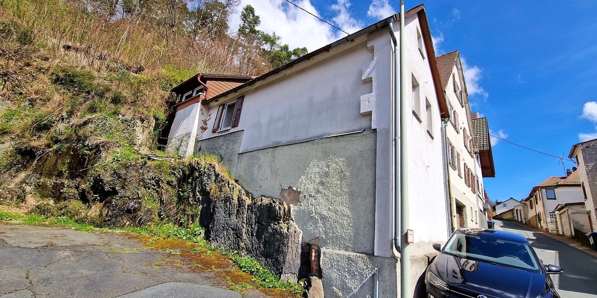 Ihr Deal: 3 Häuschen, 3 Garagen, bis zu 5 WE, davon nur 2 vermietet. HEIZUNG IST NEU! - Mehrfamilienhaus, Wohnhaus Schmitten | Angebot:26781264