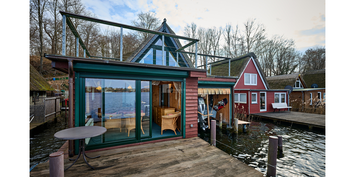 Reetgedecktes, winterfestes Bootshaus mit Bootsgarage und Motorboot am Ziegelsee sofort nutzbar - Ferienhaus Schwerin Werdervorstadt | Angebot:26421371