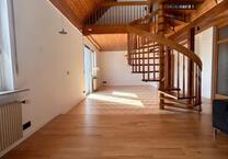 Helle 4,5-Zimmer-Wohnung mit Balkon, Einbauküche & Garage in Stut