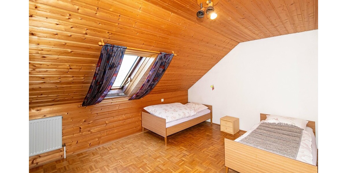 Großzügiges Haus mit 2 Wohneinheiten möglich – ideal für Familie oder Vermietung - Einfamilienhaus Schönsee | Angebot:26443086