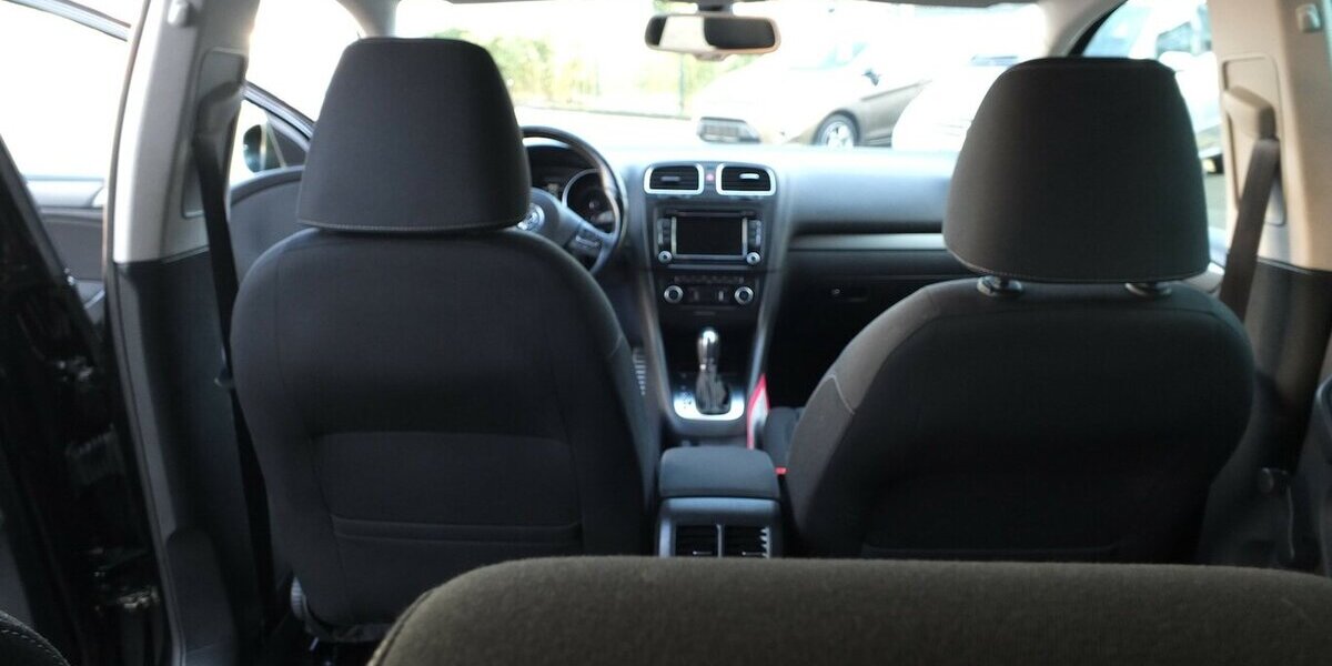 VW Golf STYLE TIPTRONIC KLIMAAUT 5-TÜRIG PARKPILOT 146.255 km 8.408 &euro; Köln 50858