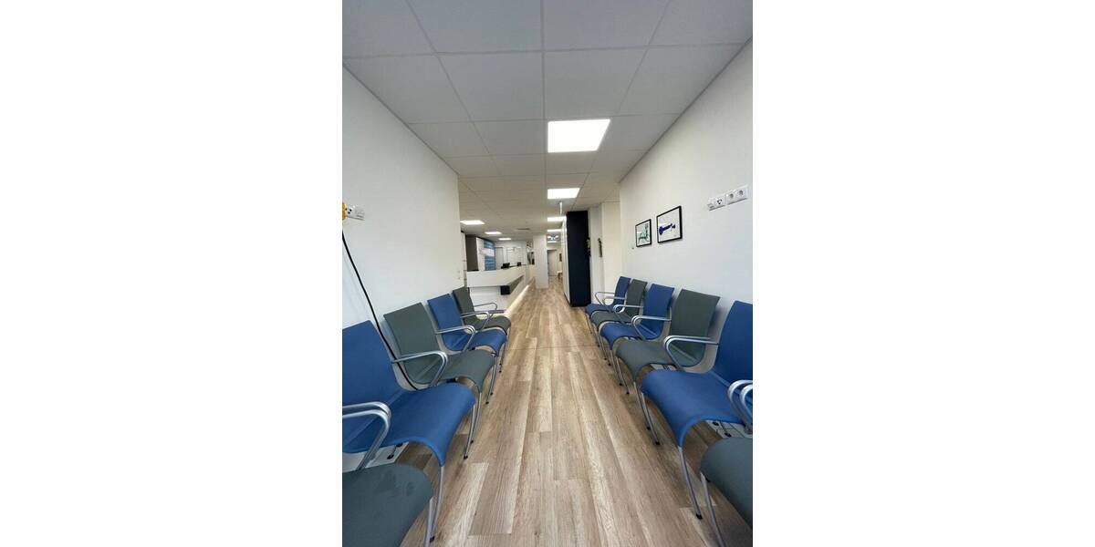 385 qm Gewerbefläche für Arztpraxis, Tagespflege oder Dienstleister im Zentrum von Paderborn. zimmer