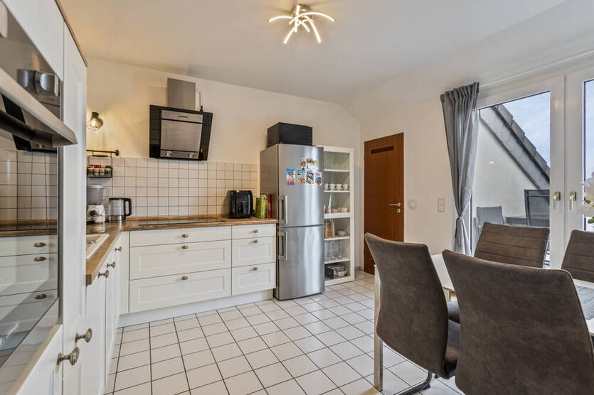 *** Lichtdurchflutete Dachgeschoßwohnung mit zwei sonnigen Dachterrassen in Top-Lage ***