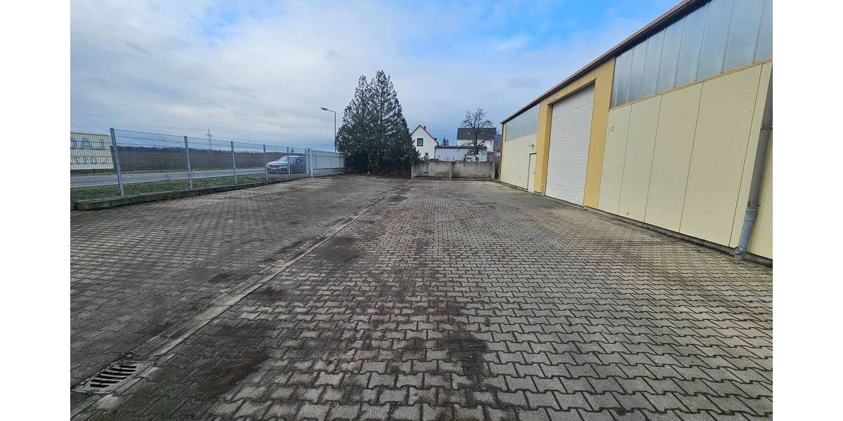 Pfeilerfreie Lagerhalle mit 2 Rolltoren, Büro, Lager, Teeküche, WC & zusätzl. Freifläche zimmer