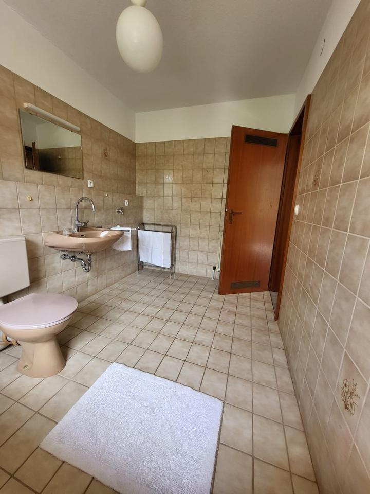 2-Zimmer Wohnung mit Balkon und Keller, großes Bad, ohne EBK
