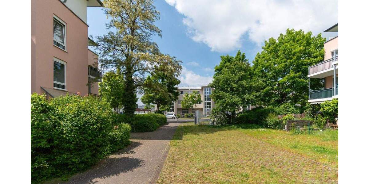 RUHIG WOHNEN, STADTNAH LEBEN Reihenhaus mit Garten, Dachterrasse und TG-Stellplatz 4 zimmer