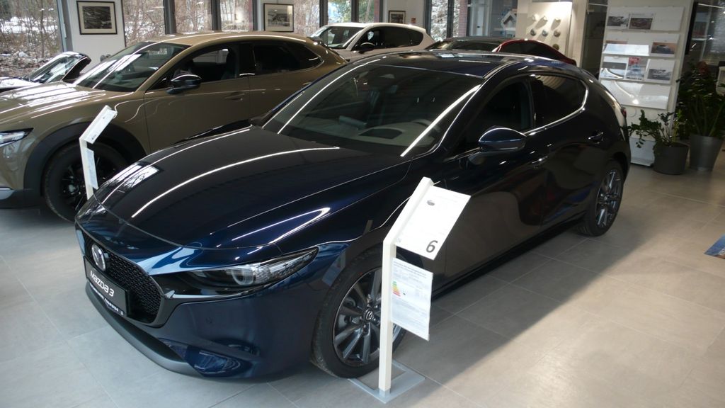 Mazda 3 2.500 km 27.385 &euro; Hamburg 22049