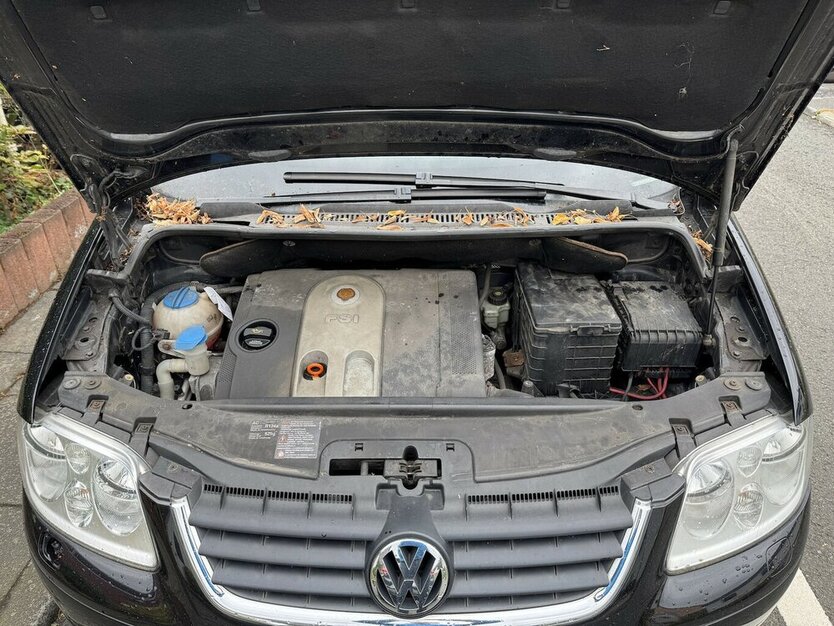VW Touran 1.6 FSI Highline 7 Sitze SR+WR eGSD DSG ? 213.000 km 1.300 € Erftstadt 50374