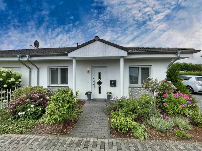 Moderne, barrierefreie Doppelhaushälfte im Bungalow-Stil