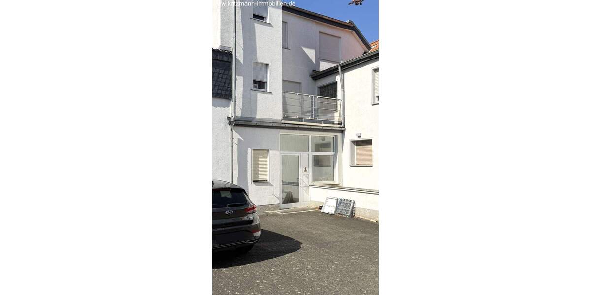 Wohn- und Geschäftshaus + Garagen + 1.186 m² großes Grundstück zu verkaufen 1 zimmer