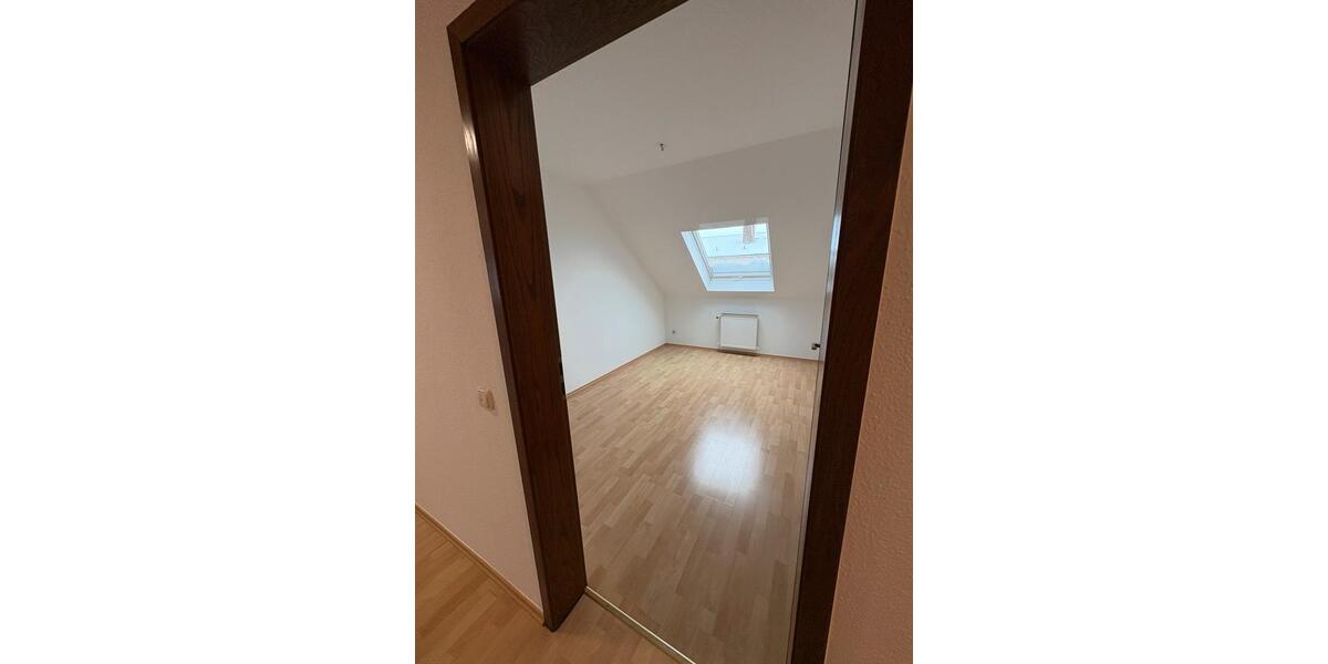 Dachgeschoßwohnung Rosbach vor der Höhe - 4.5 Zimmer, 105 m&sup2;, 1.050&euro; | Angebot:25310192