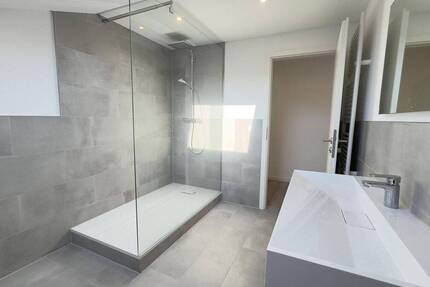 Elegantes Wohnen auf neuem Niveau - 3 Zimmer, stilvoll saniert mit neuer EBK- Erstbezug! 3 zimmer