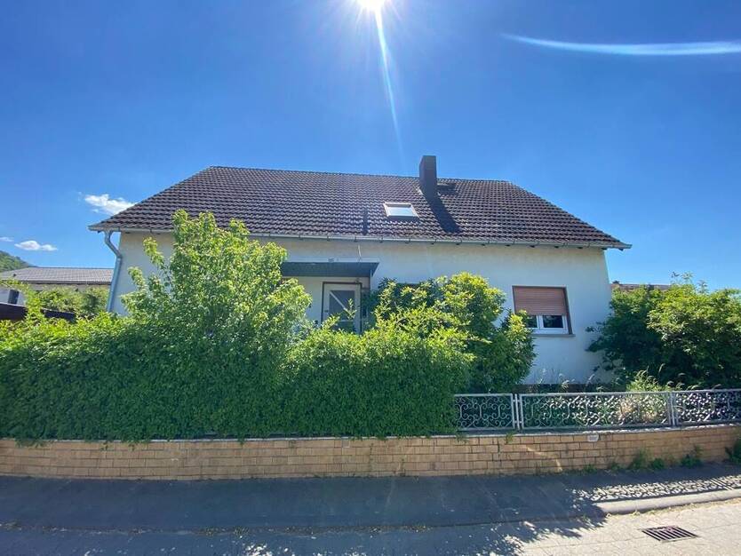 Zweifamilienhaus mit Potenzial in idyllischer Lage im hessischen Odenwald *PROVISIONSFREI*