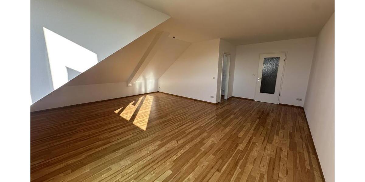 Sehr helle 2 Raum-Whg. mit Ausblick über die Stadt und Garage und *Bungalow auf dem Grundstück - Dachgeschoßwohnung Gera Ostviertel | Angebot:26334867