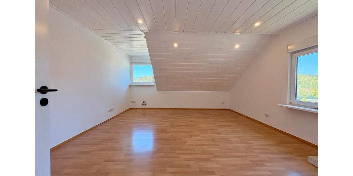 Dachgeschoßwohnung Dillenburg - 4 Zimmer, 94 m&sup2;, 215.000&euro; | Angebot:26402904