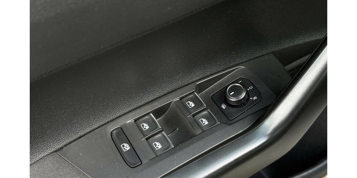 VW Polo VI 1.0 TSI Comfortline PDC/SHZ/ISOFIX/TOUCH 102.216 km 11.900 &euro; Villingen-Schwenningen 78054