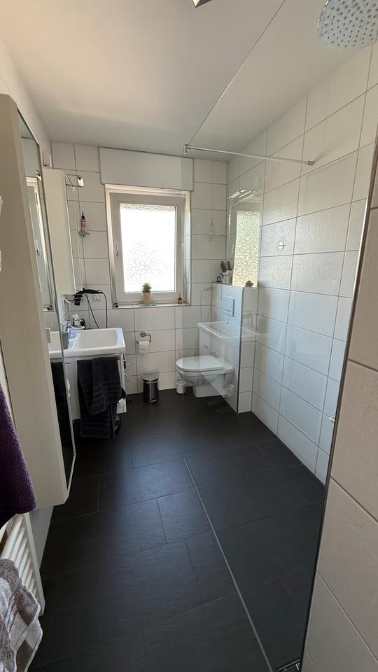 Helle 3 Zimmer-WohnungHaushälfte 1.OG zum 01.10.25 + Balkon