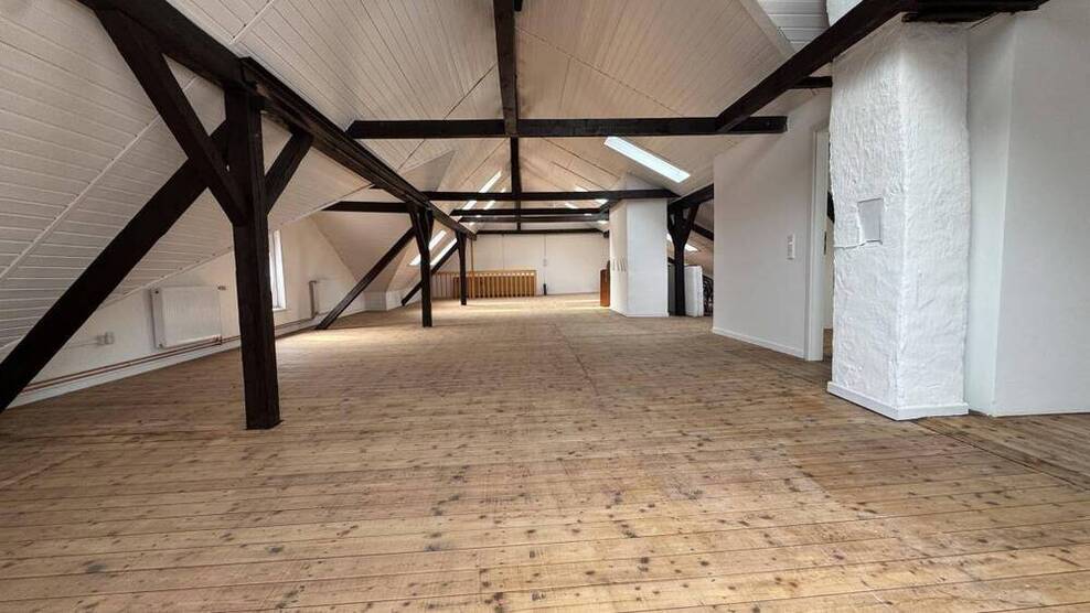 Stilvolle Dachgeschoßwohnung über zwei Etagen in der Fußgängerzone von OB-Altstadt