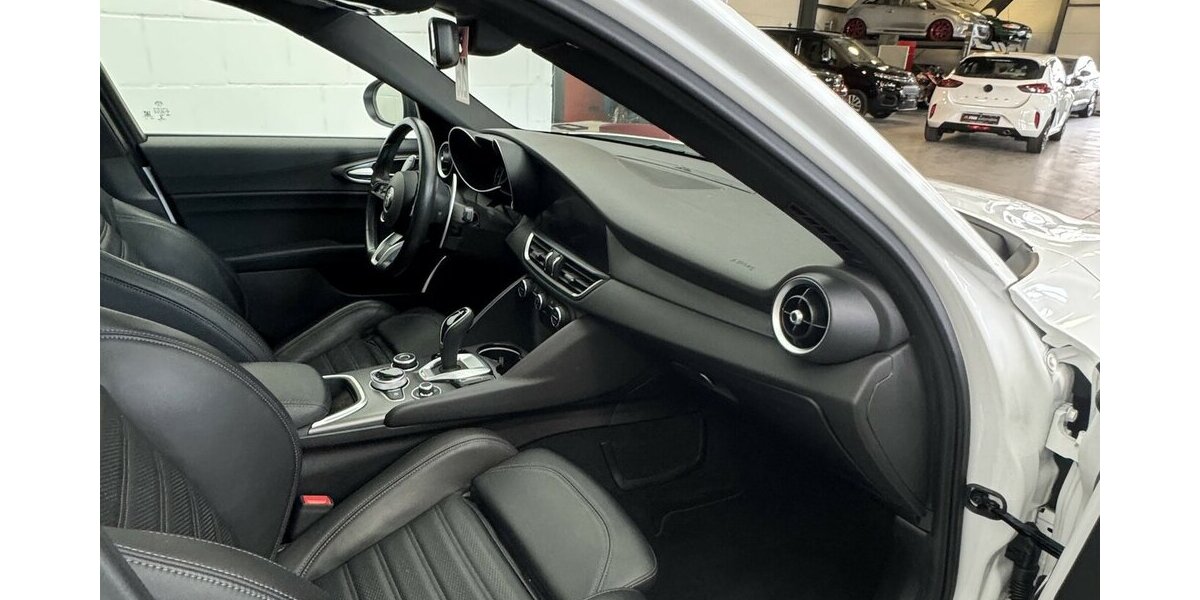 Alfa Romeo Giulia 2.0 Veloce Q4 Turbo Panoramadach Xenon 43.300 km 32.540 &euro; Lich 35423