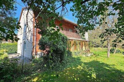 Renovierungsbedürftige Zweifamilienhaus 172 m² Wohnfläche mit ca. 606 m² Grundstück in Bruckmühl 6 zimmer