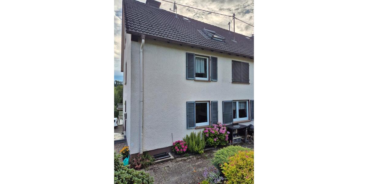 Vermietung: Gepflegte DHH mit drei eigenständigen Wohneinheiten. 7 zimmer