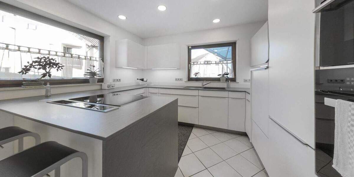 Großzügiges Ein- bis Zweifamilienhaus in massiver Bauweise mit Sauna, Garten und Doppelgarage 7 zimmer