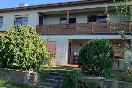 Gepflegte, ruhig gelegene 4-Zimmer-Wohnung mit vielen Extras, u.a. Einbauküche, Balkon mit Blick ins Grüne, Wohnfl. 110m²! zimmer