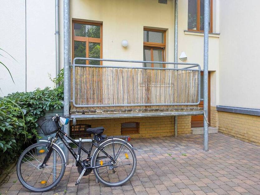 Bezugsfreie 2RW mit EBK und Balkon | Beste Lage und Denkmalschutz! | Hochparterre | Parkett